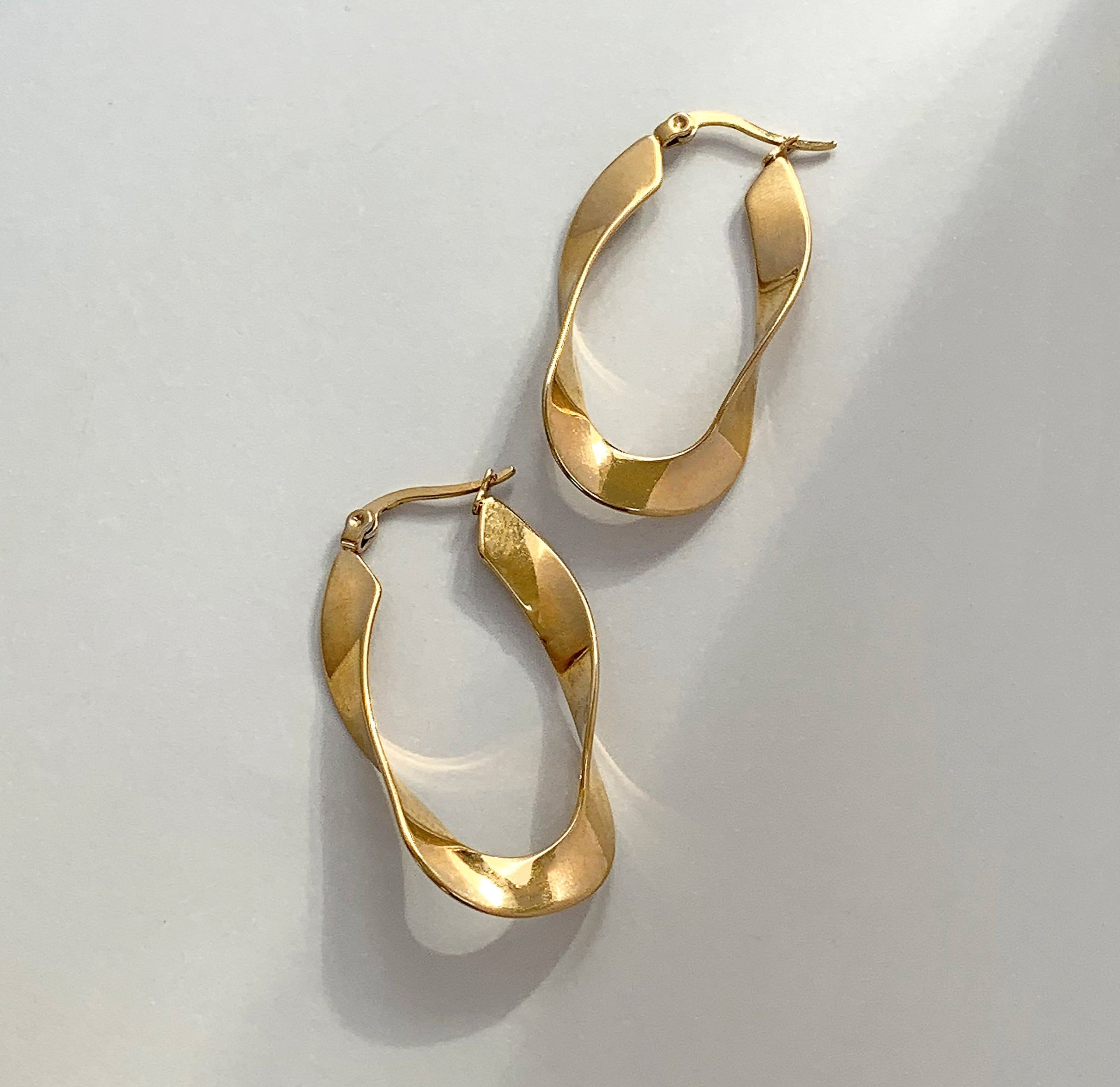 PERLA GOLD TWIST HOOP EARRINGS