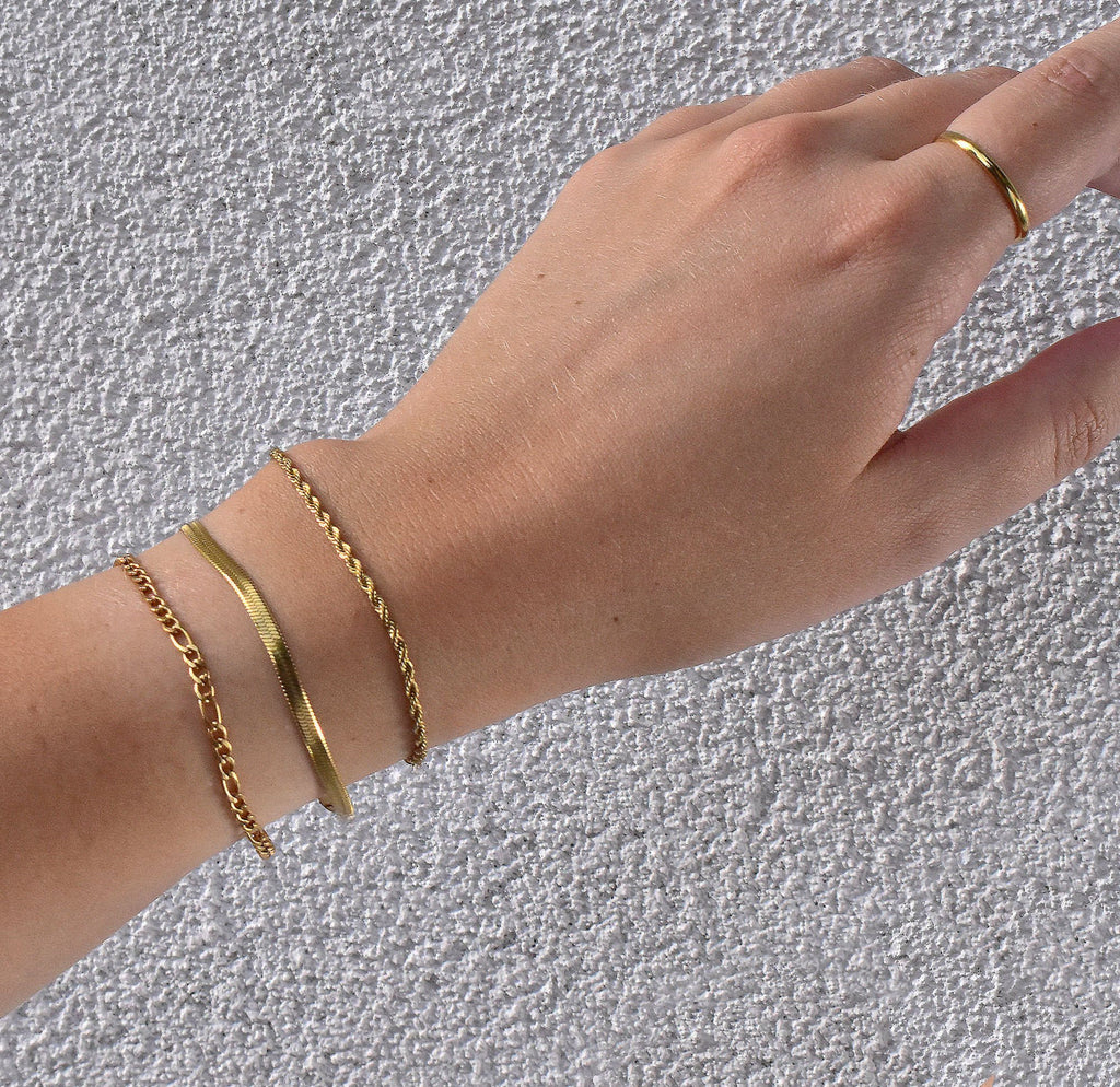 BOBBI DAINTY GOLD FIGARO BRACELET