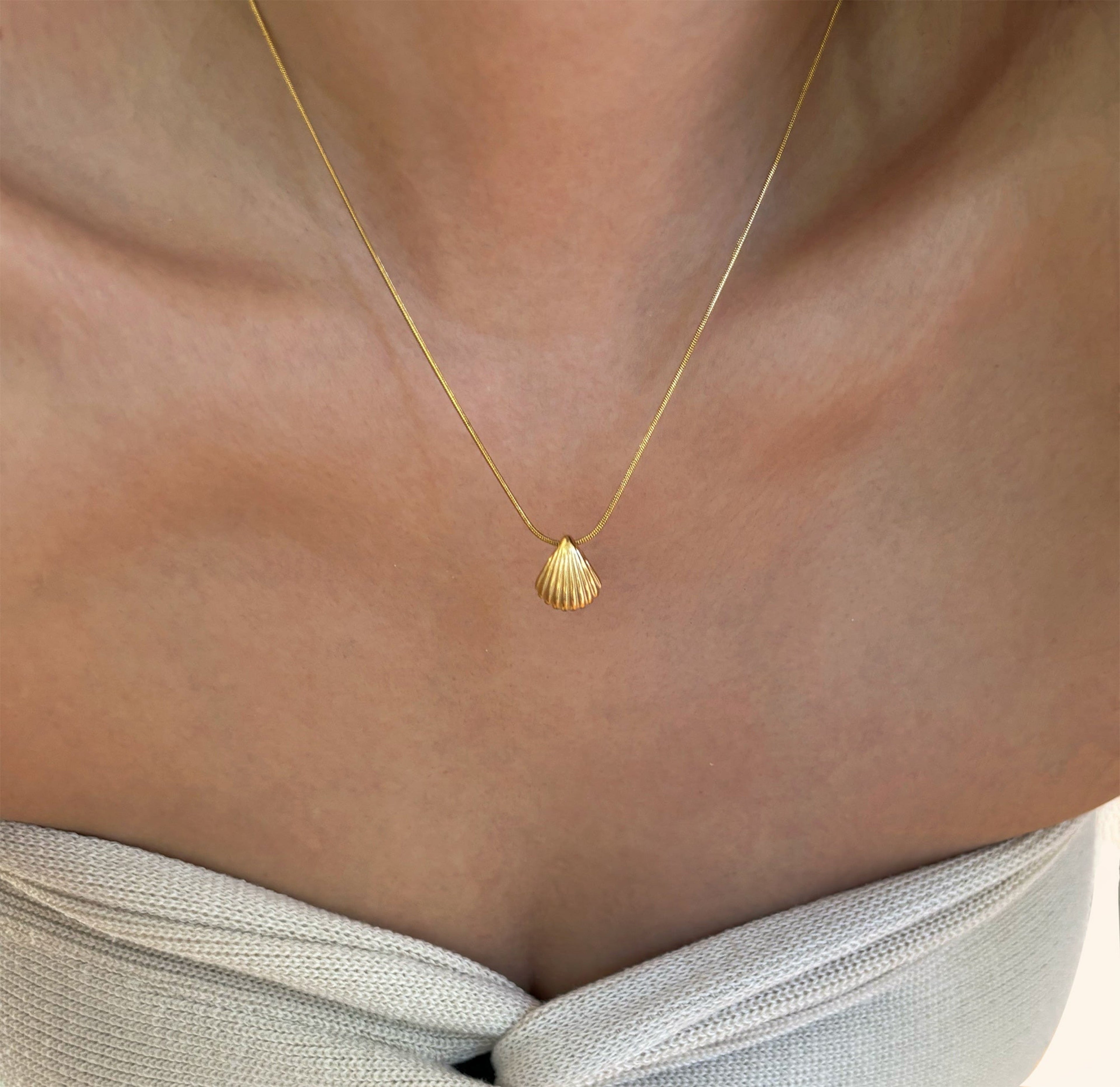 HOLLY DAINTY GOLD SEA SHELL PENDANT NECKLACE