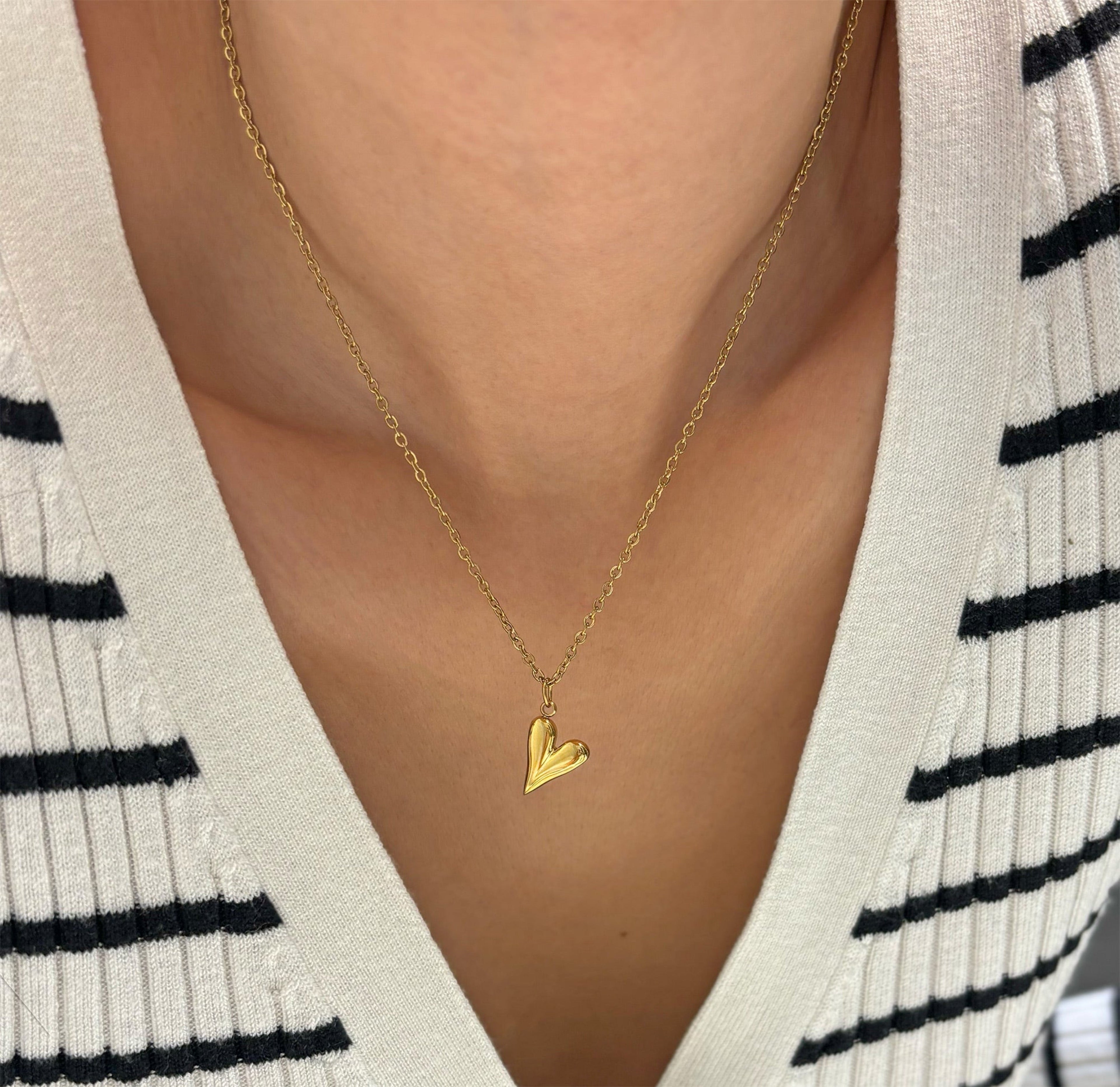 SADIE DAINTY GOLD HEART PENDANT NECKLACE