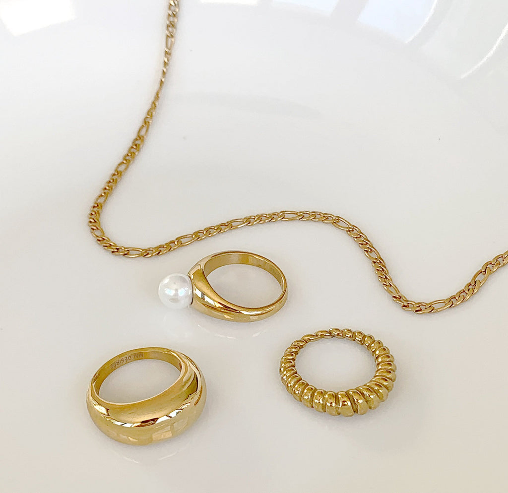 BOBBI DAINTY GOLD FIGARO CHAIN NECKLACE