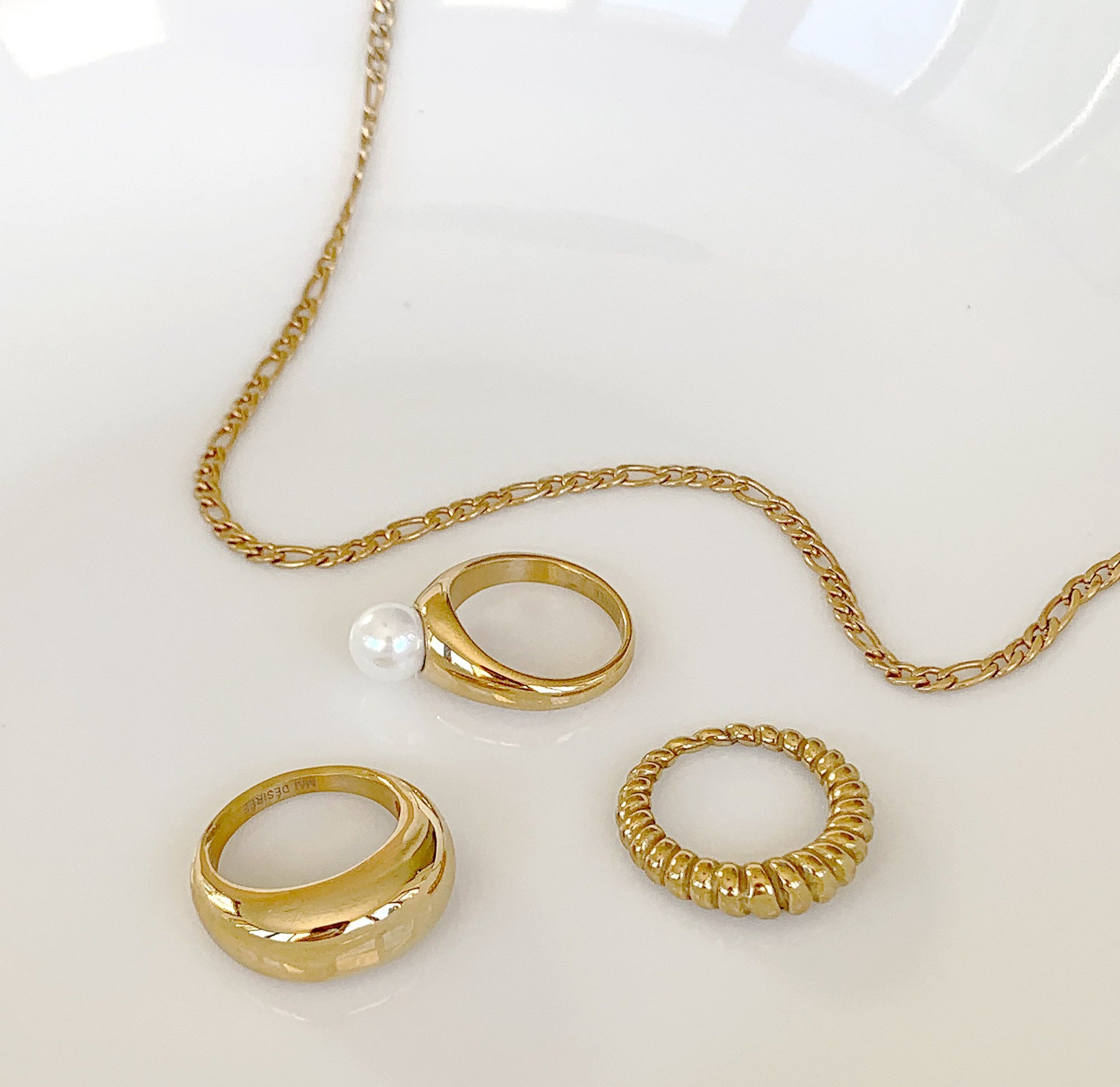 BOBBI DAINTY GOLD FIGARO CHAIN NECKLACE