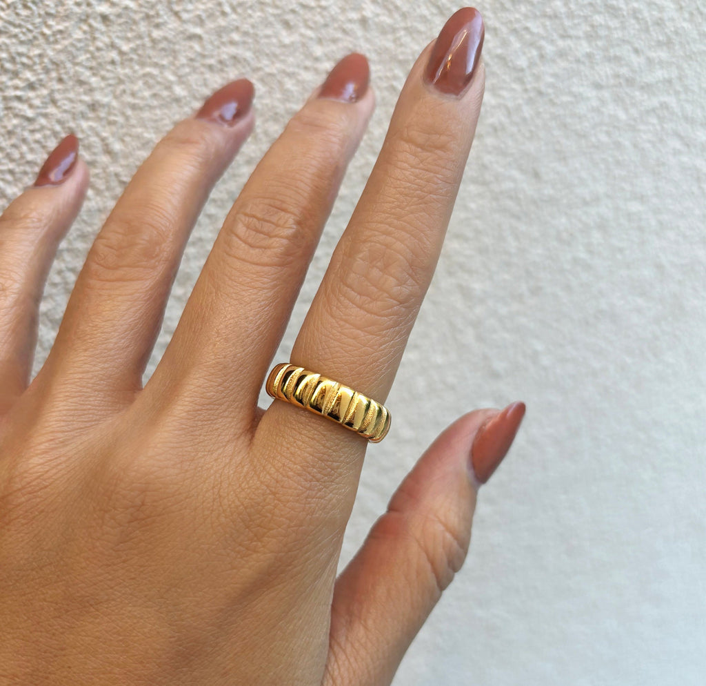 HARRIET GOLD RIBBED RING BAND