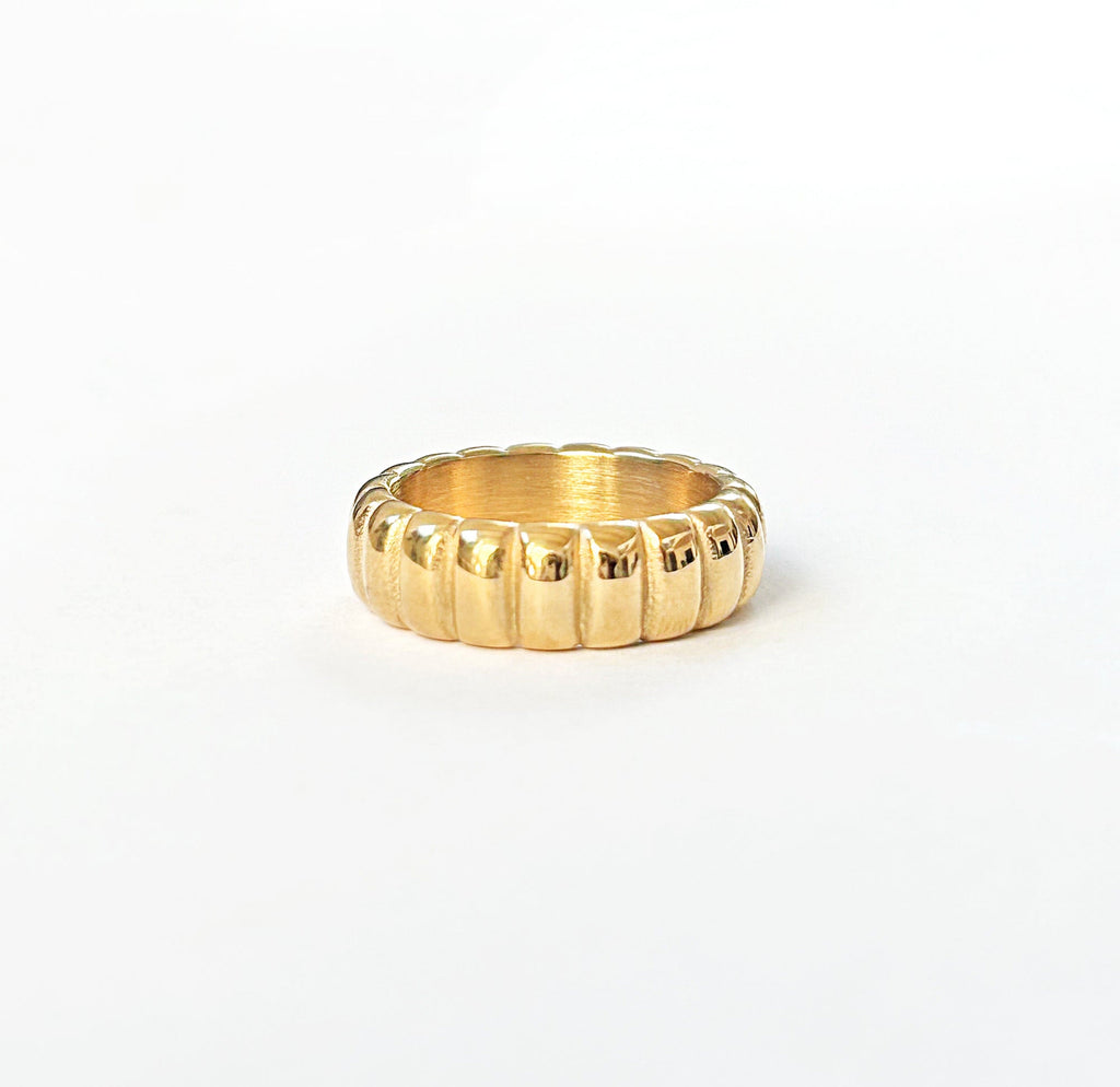 HARRIET GOLD RIBBED RING BAND