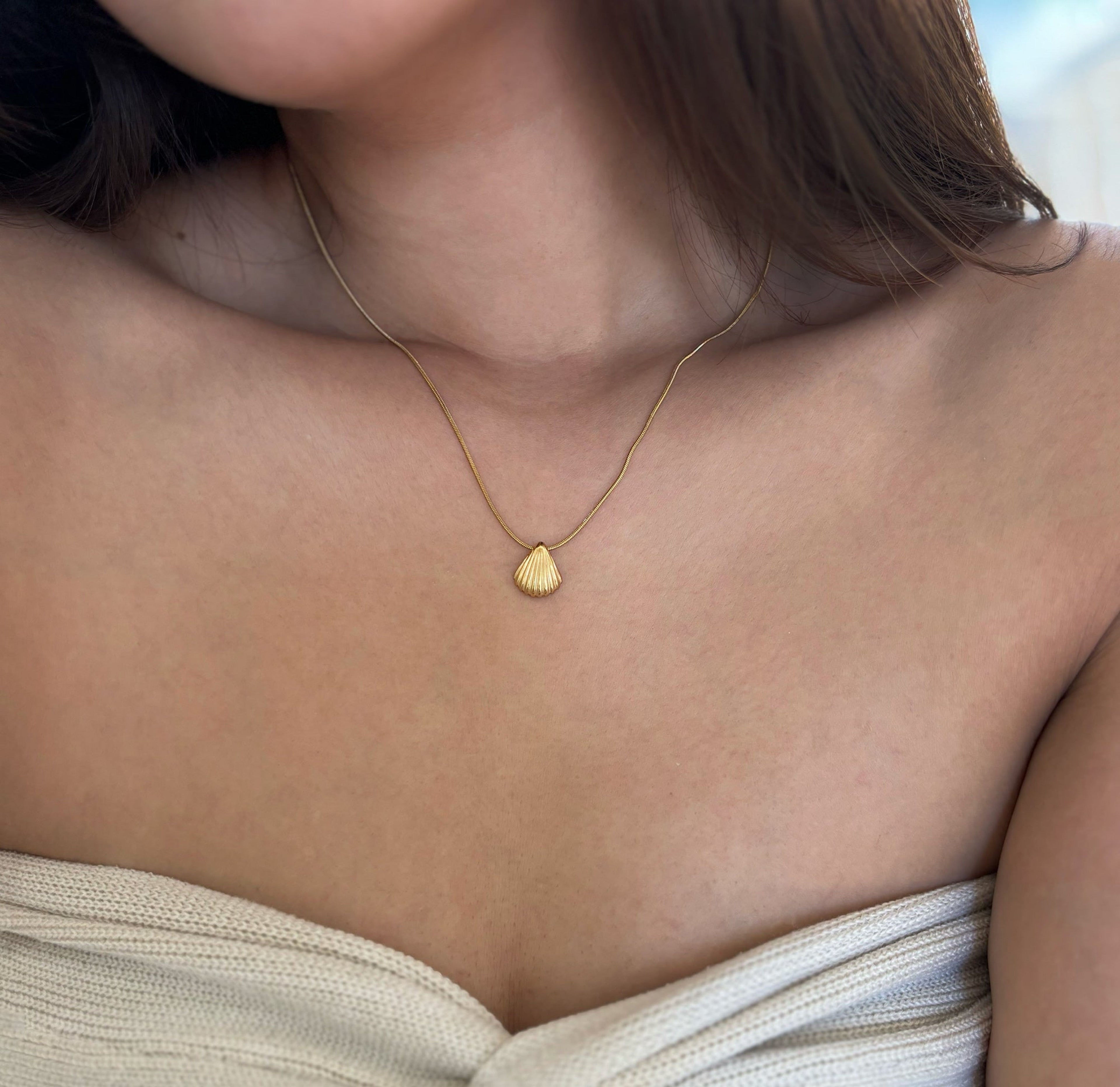 HOLLY DAINTY GOLD SEA SHELL PENDANT NECKLACE