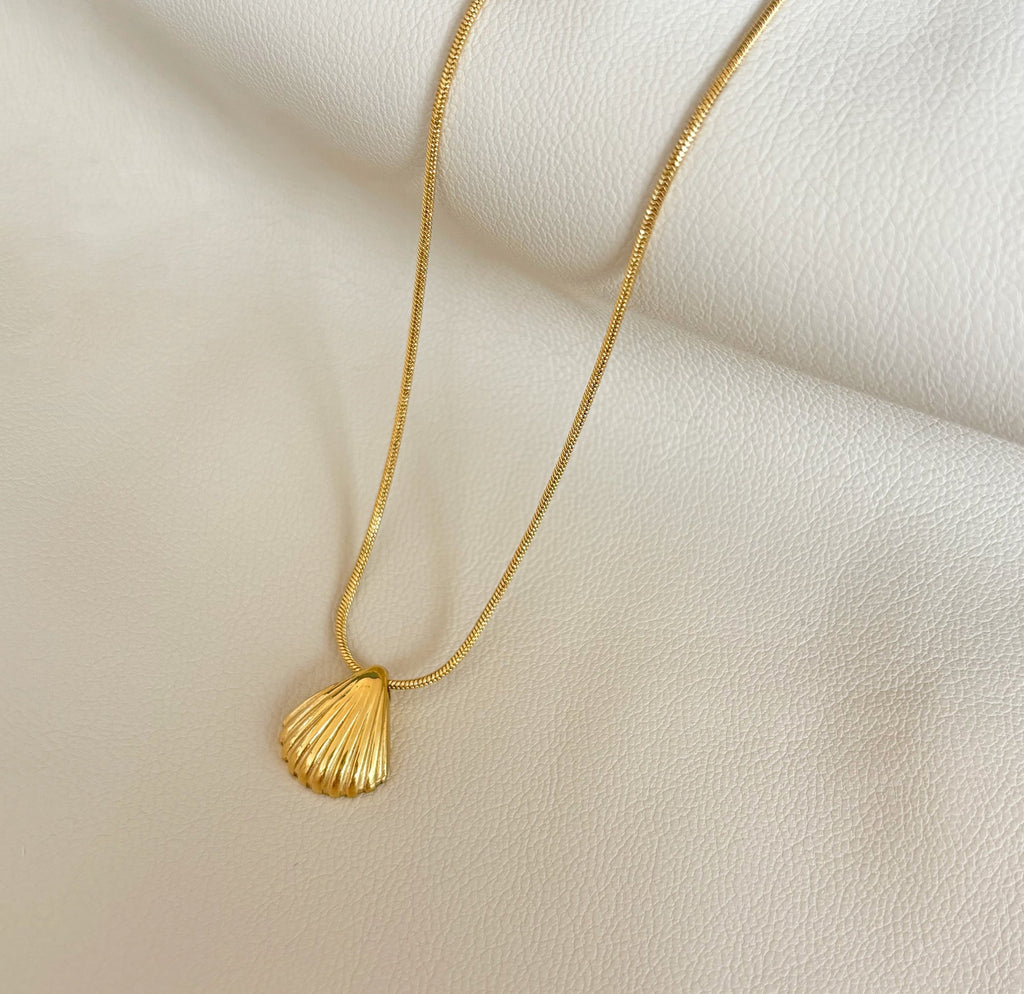 HOLLY DAINTY GOLD SEA SHELL PENDANT NECKLACE