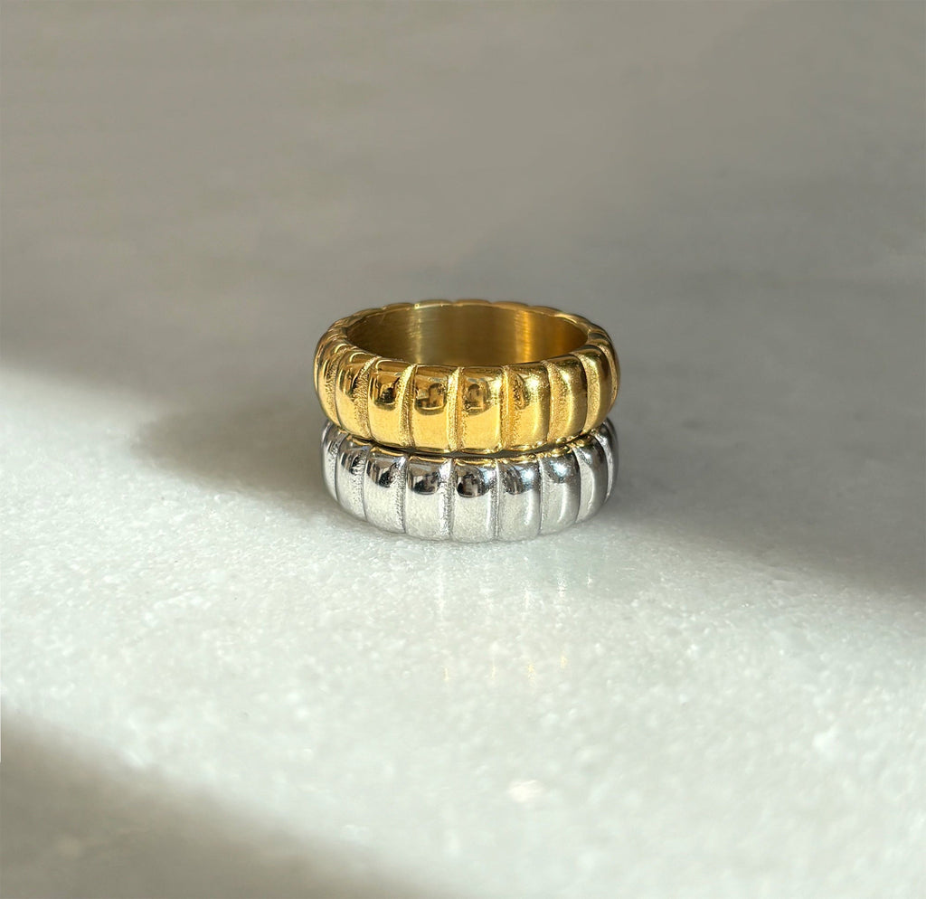 HARRIET SILVER RIBBED RING BAND