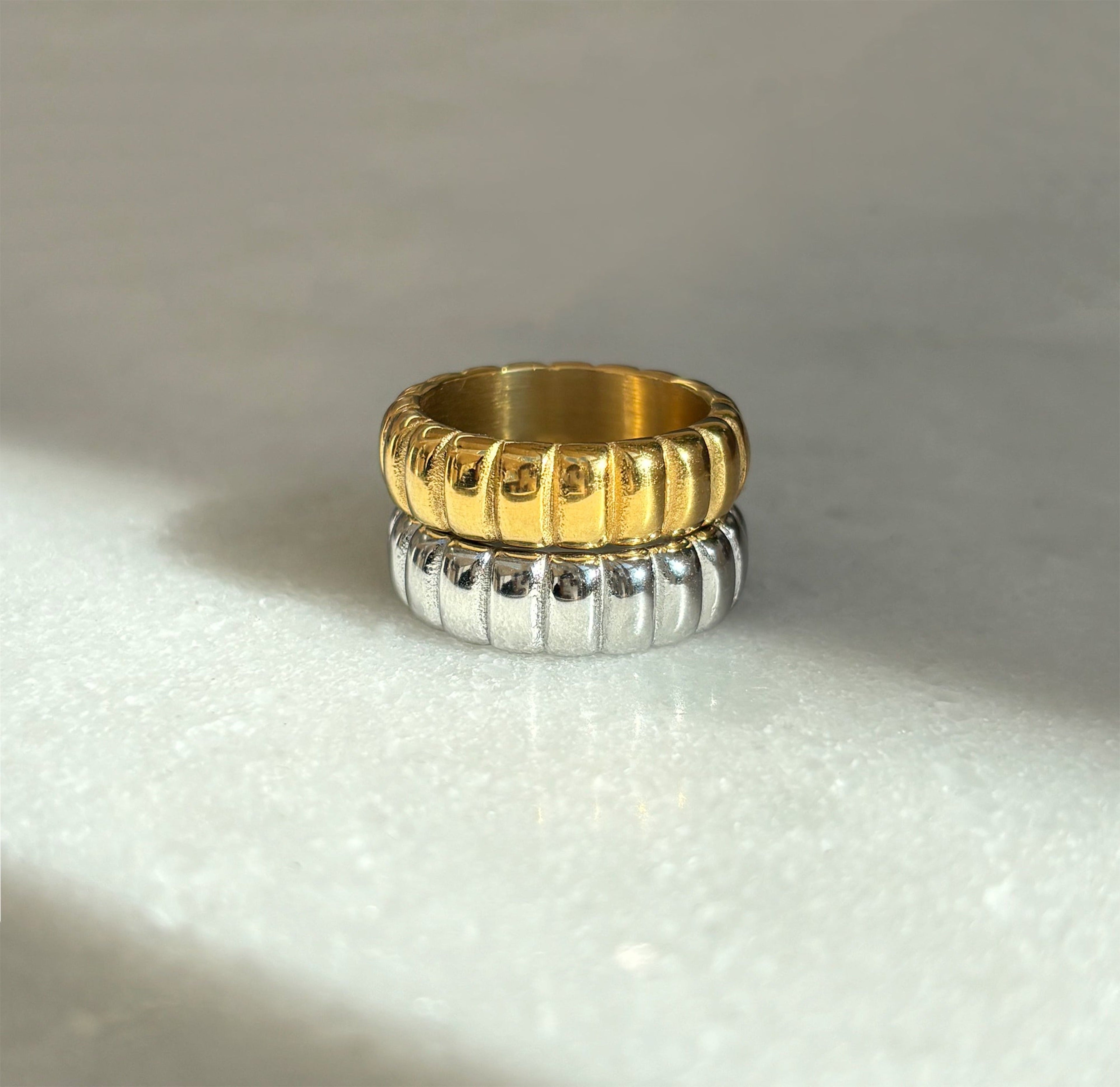 HARRIET SILVER RIBBED RING BAND