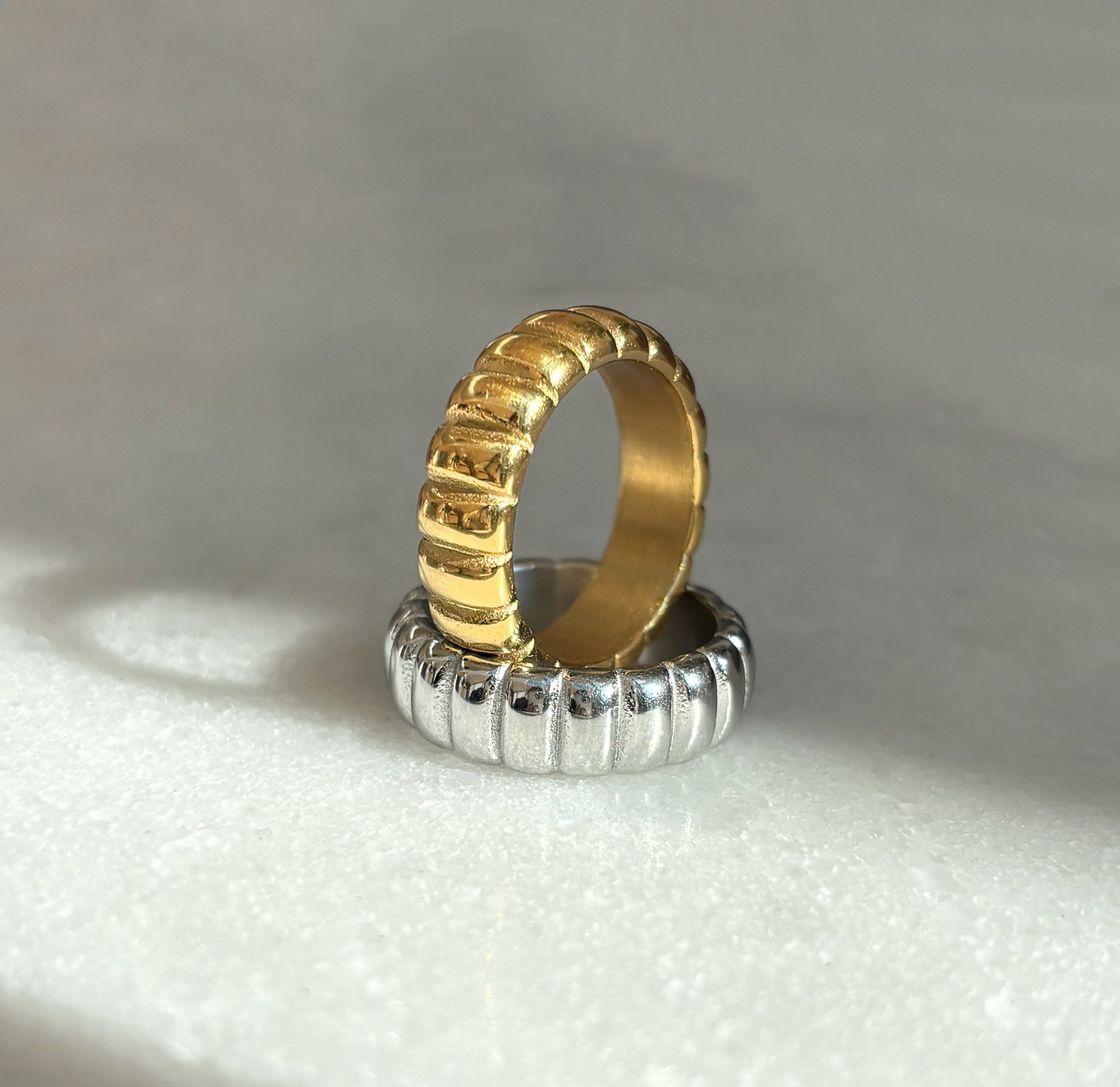 HARRIET GOLD RIBBED RING BAND
