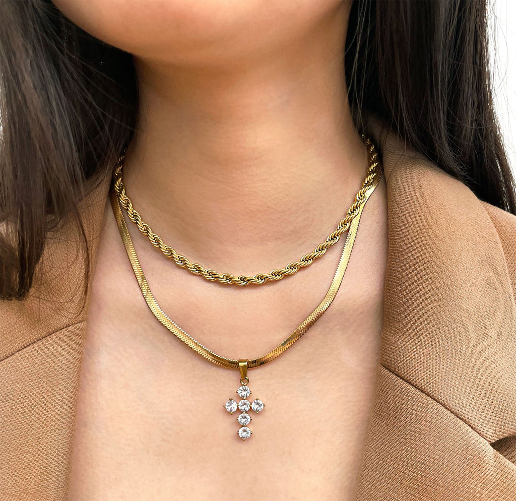 DOLCE DIAMOND CROSS PENDANT NECKLACE