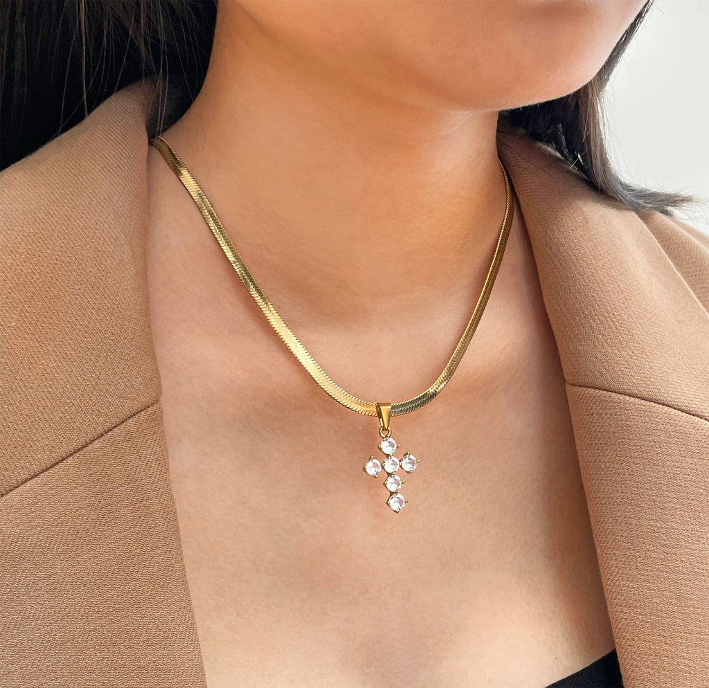 DOLCE DIAMOND CROSS PENDANT NECKLACE