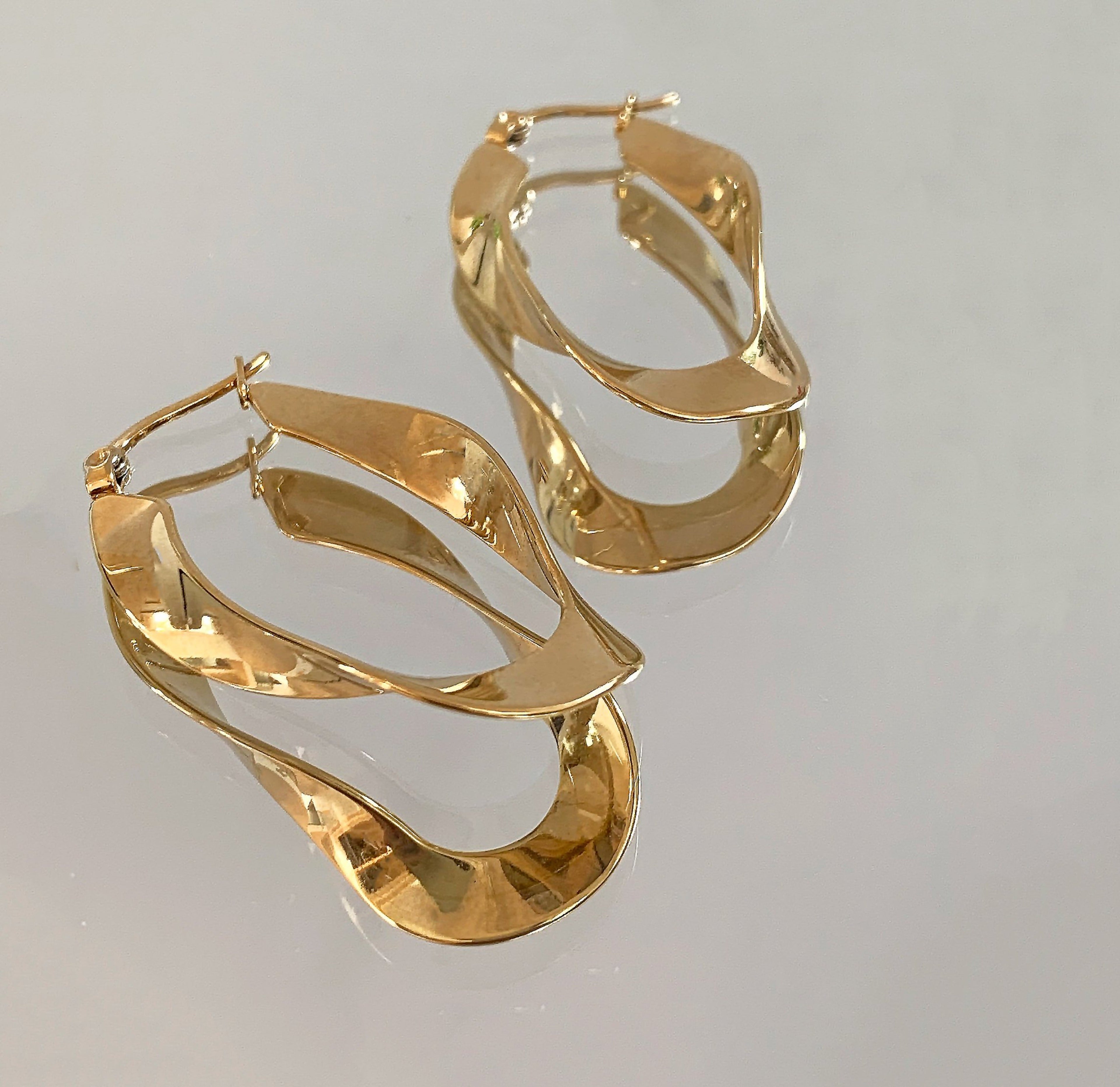 PERLA GOLD TWIST HOOP EARRINGS