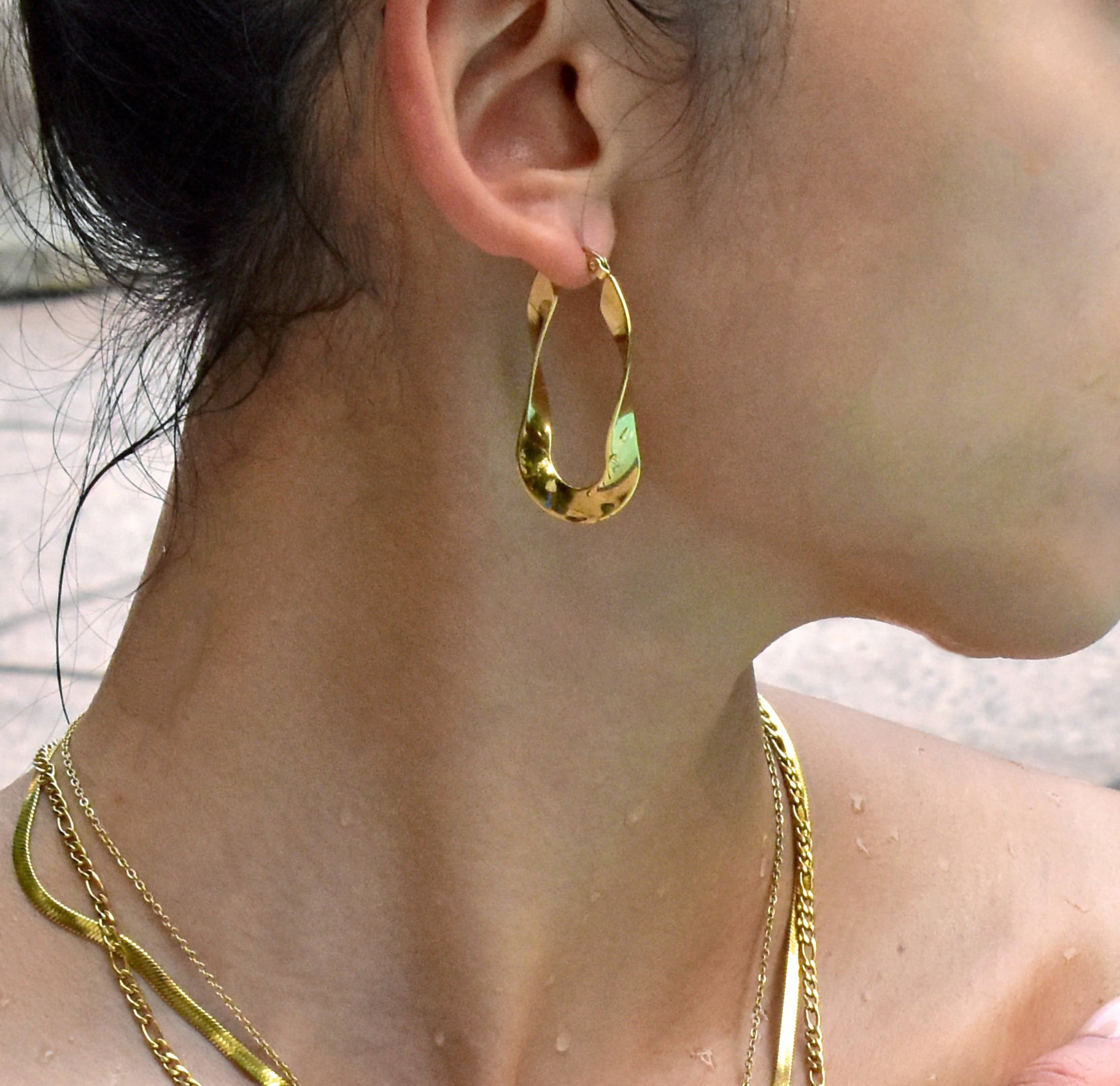 PERLA GOLD TWIST HOOP EARRINGS