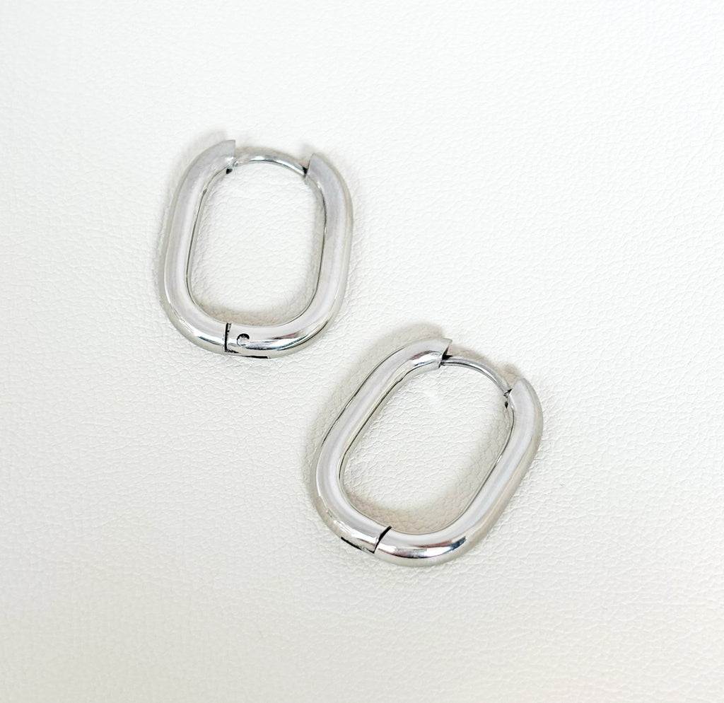FIONA - SILVER OVAL HOOP EARRINGS
