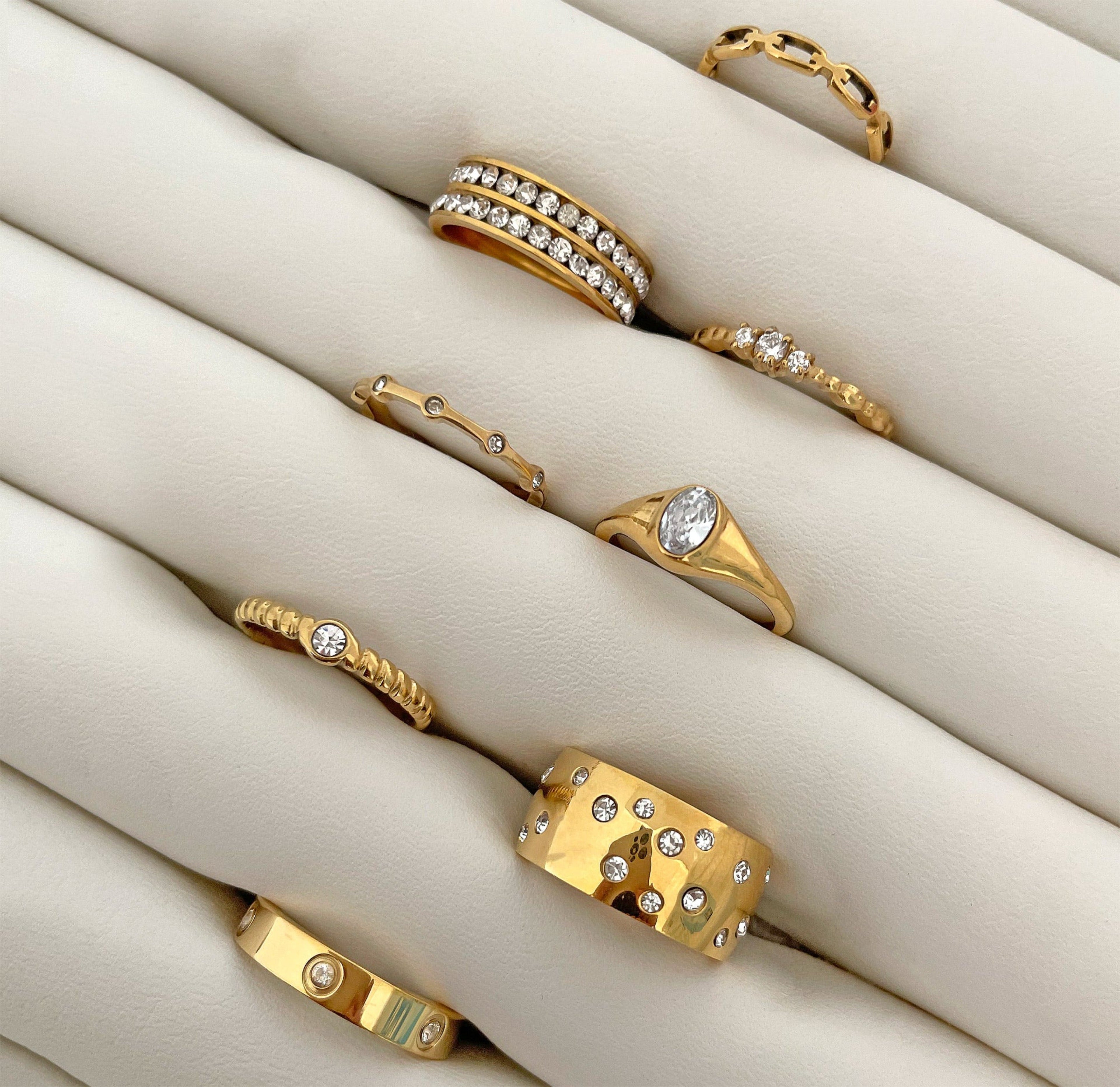 JEANIE GOLD OVAL SIGNET RING