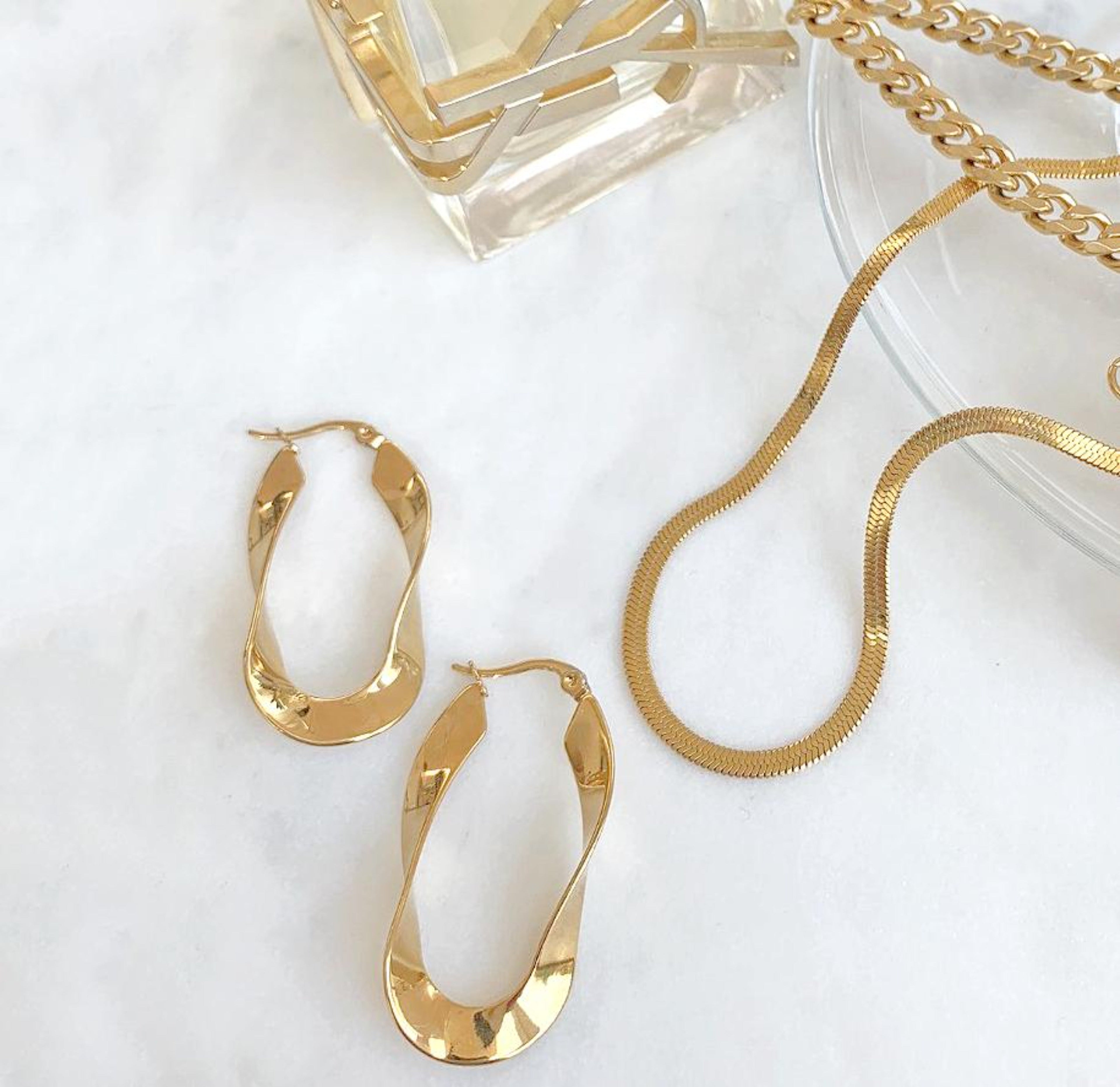 PERLA GOLD TWIST HOOP EARRINGS