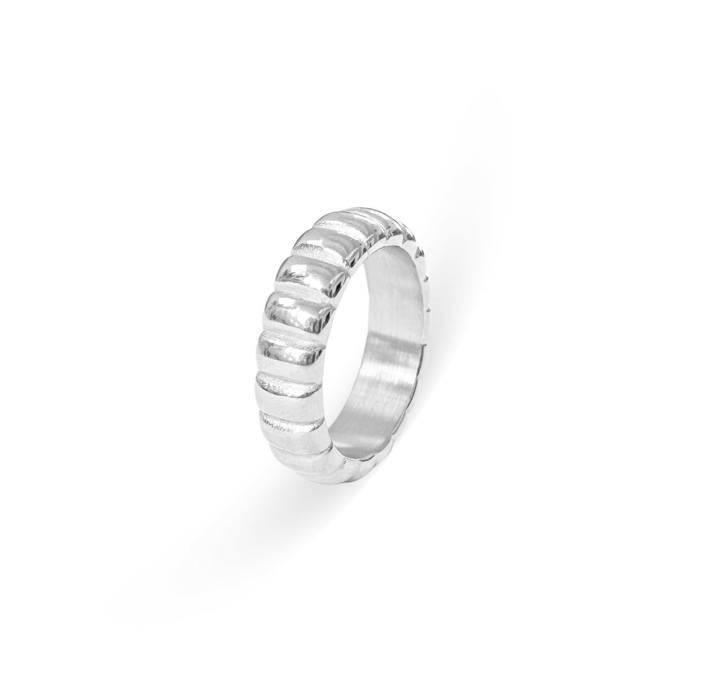 HARRIET SILVER RIBBED RING BAND