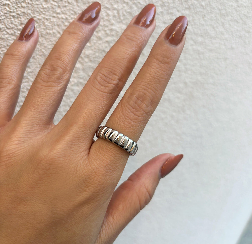 HARRIET SILVER RIBBED RING BAND