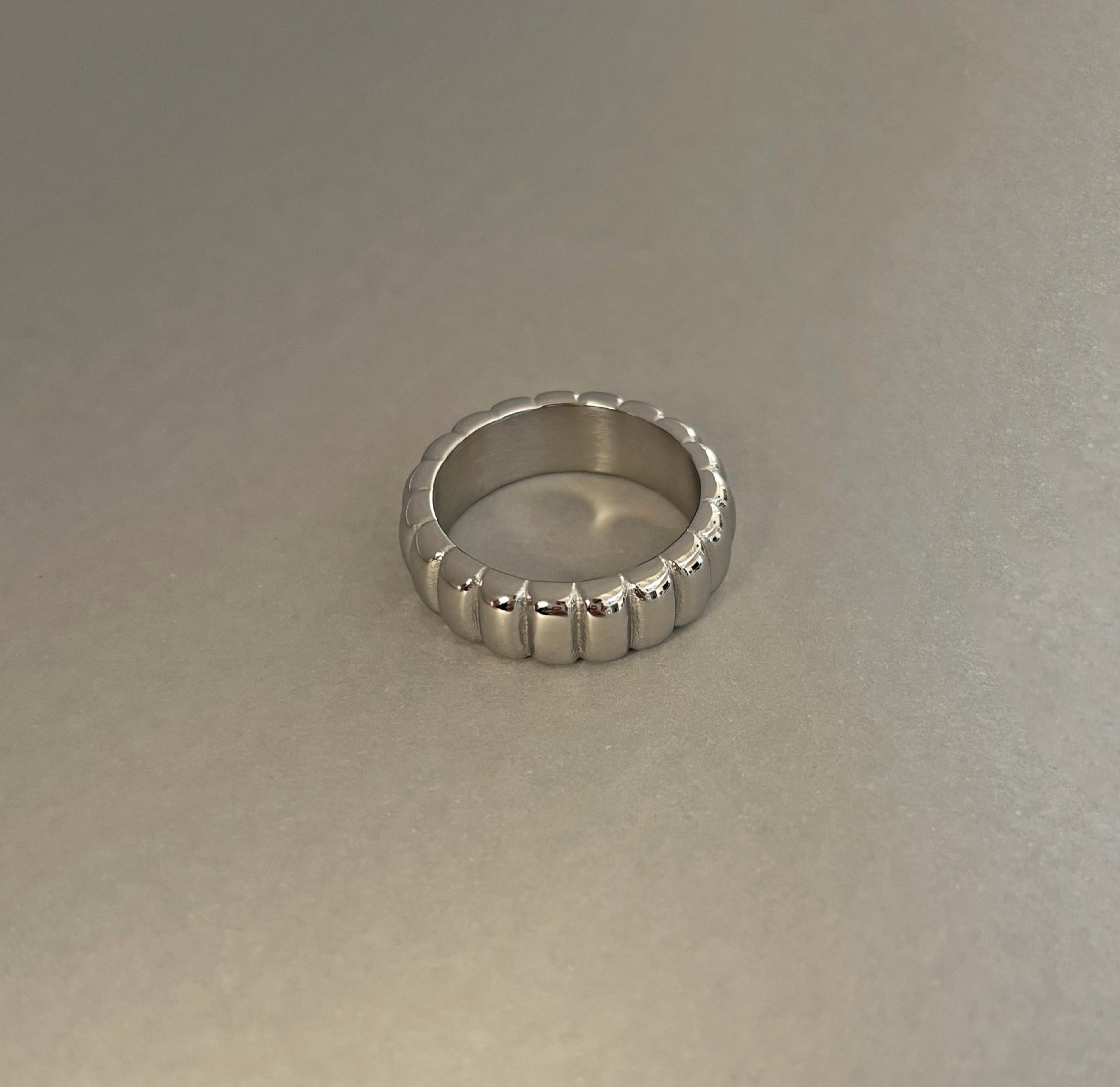 HARRIET SILVER RIBBED RING BAND