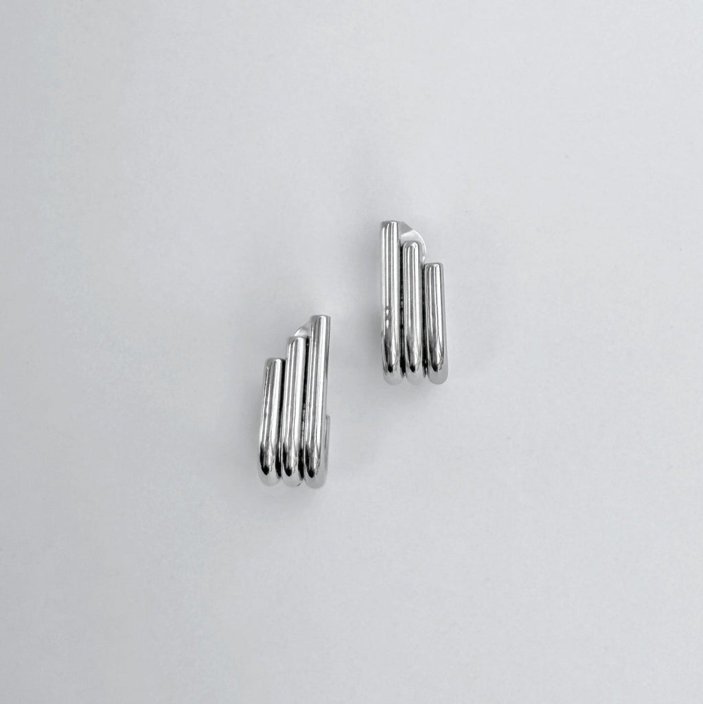 RAMONA SILVER RIBBED J EARRINGS