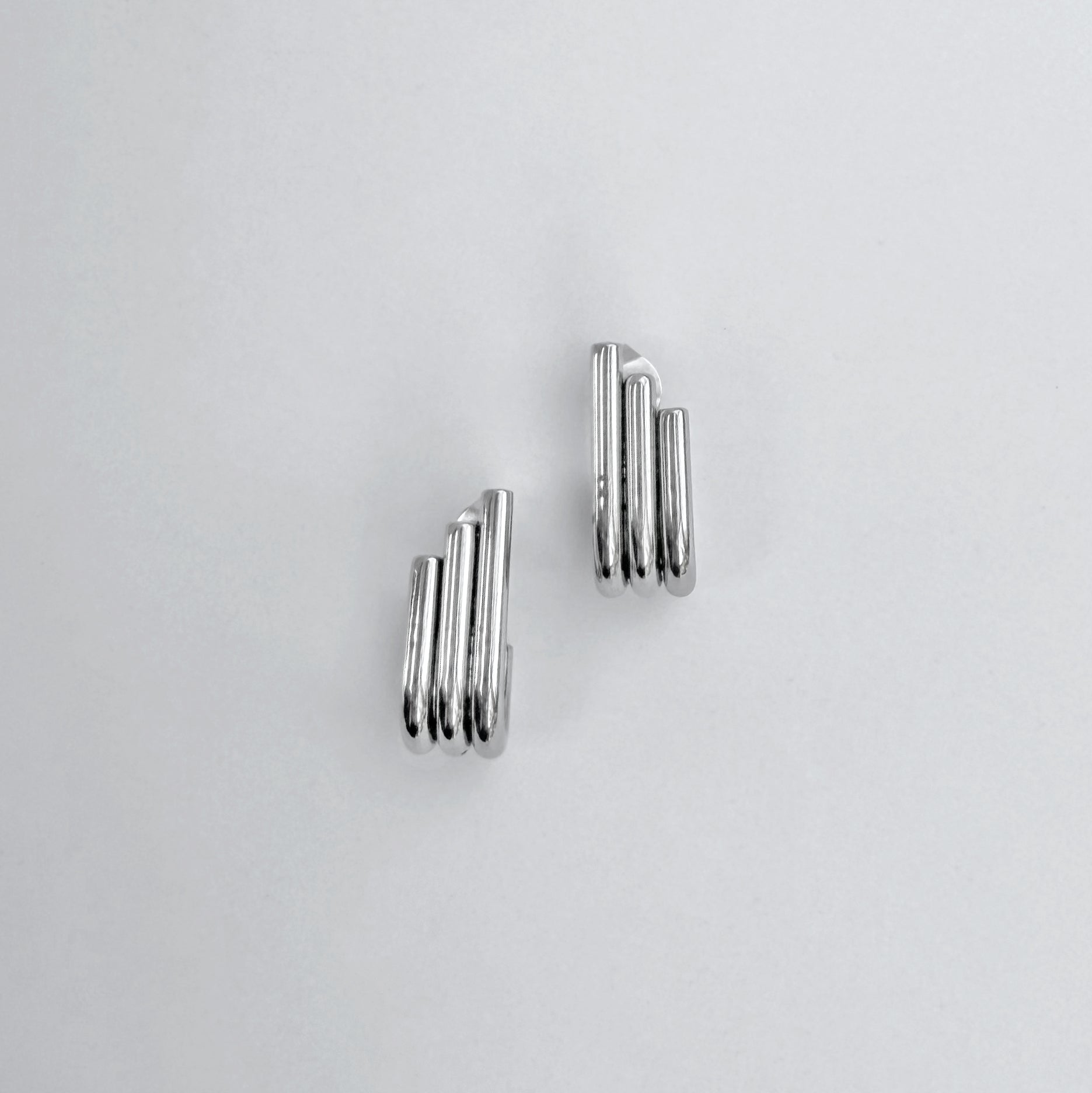 RAMONA SILVER RIBBED J EARRINGS
