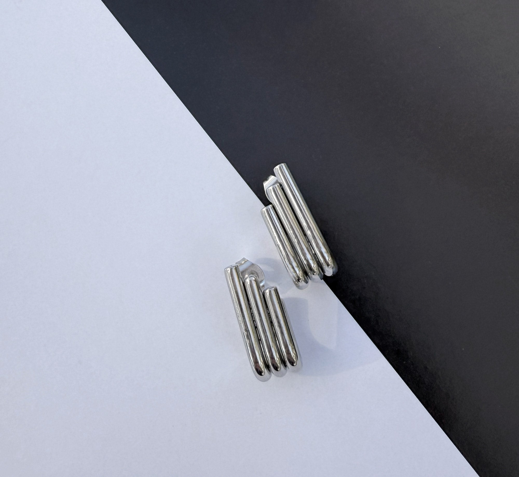 RAMONA SILVER RIBBED J EARRINGS