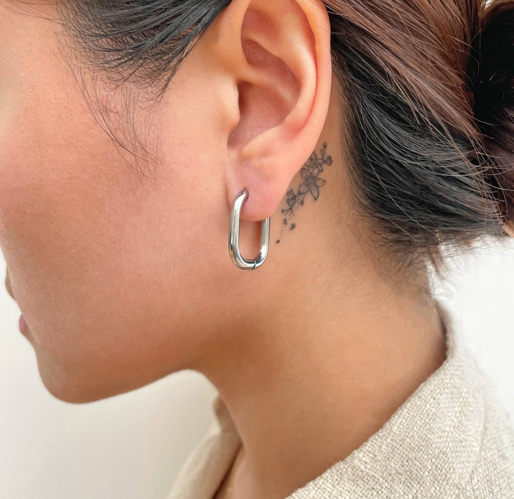 FIONA - SILVER OVAL HOOP EARRINGS
