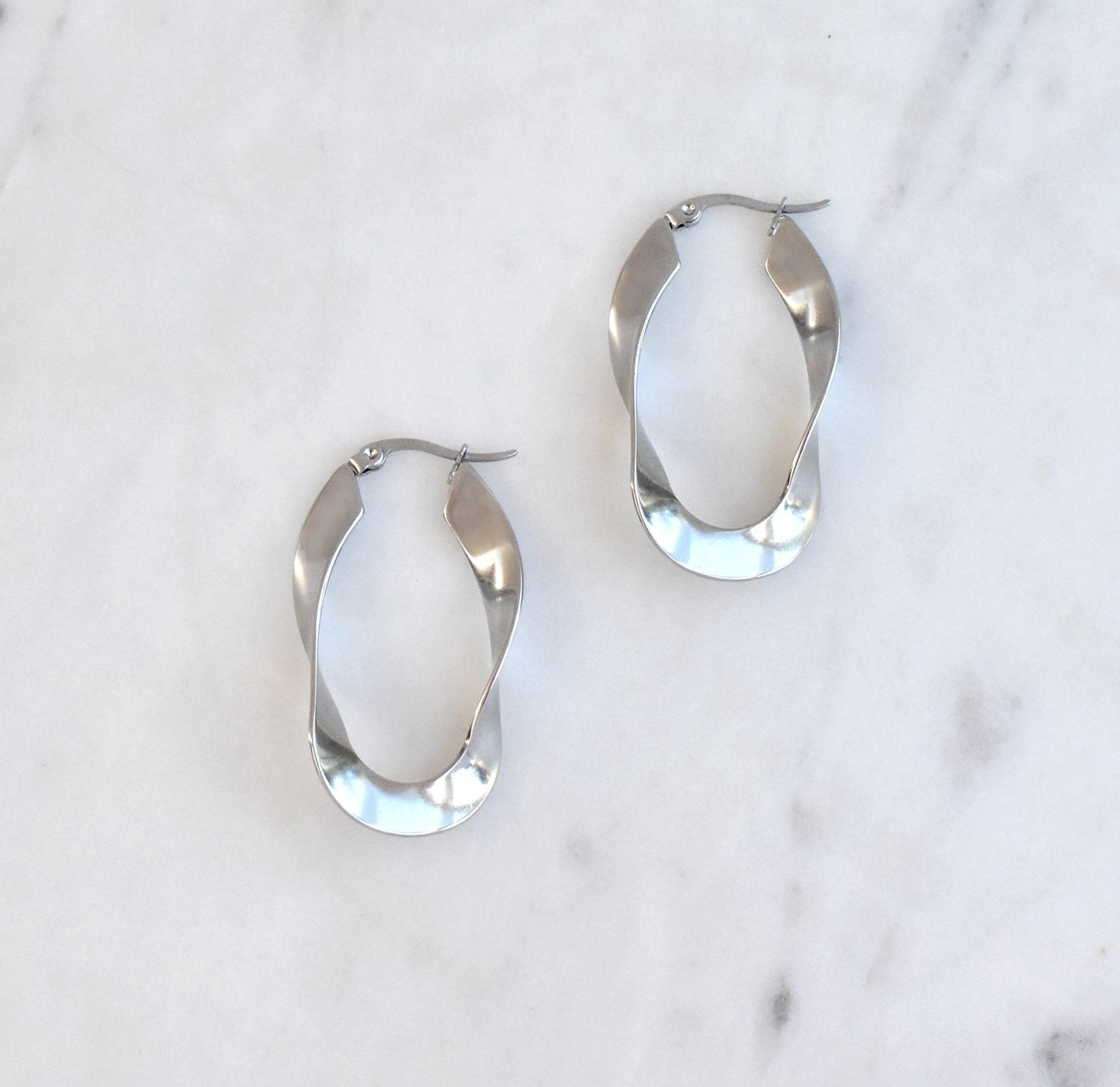 PERLA TWIST HOOP SILVER EARRINGS
