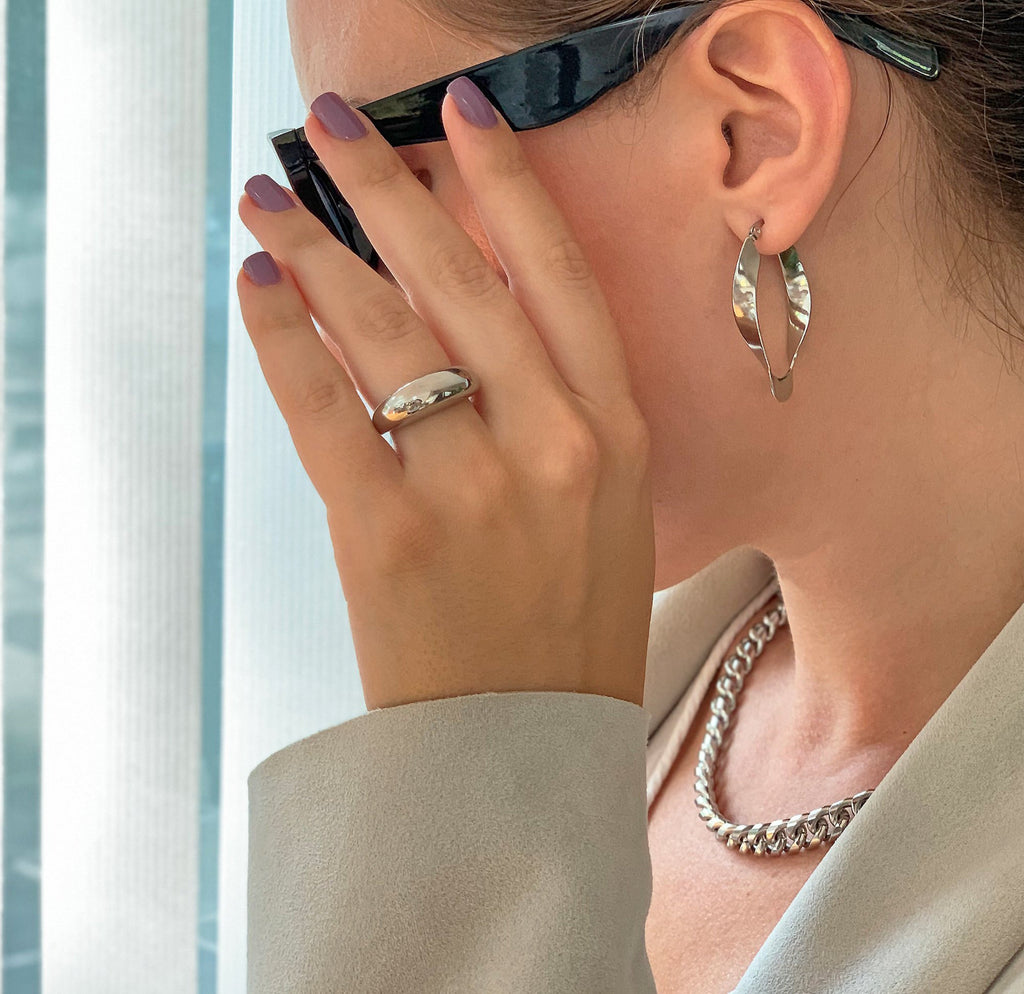 PERLA TWIST HOOP SILVER EARRINGS