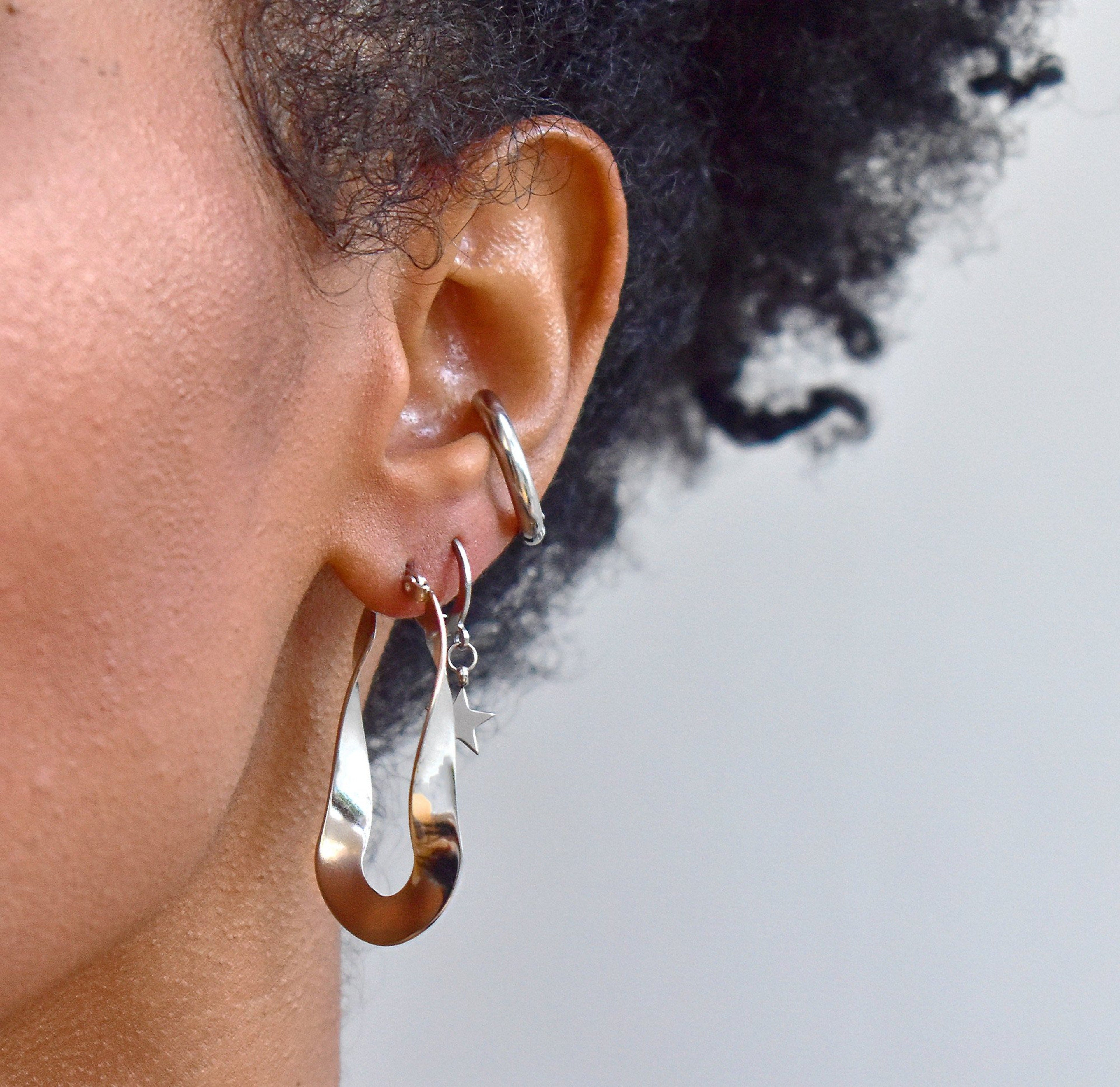 PERLA TWIST HOOP SILVER EARRINGS
