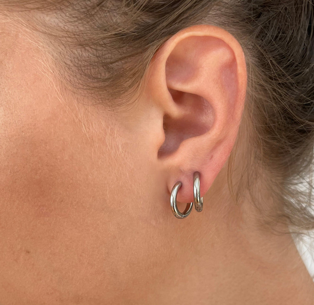 CONSTANCE SILVER SMALL HUGGIE HOOP EARRINGS