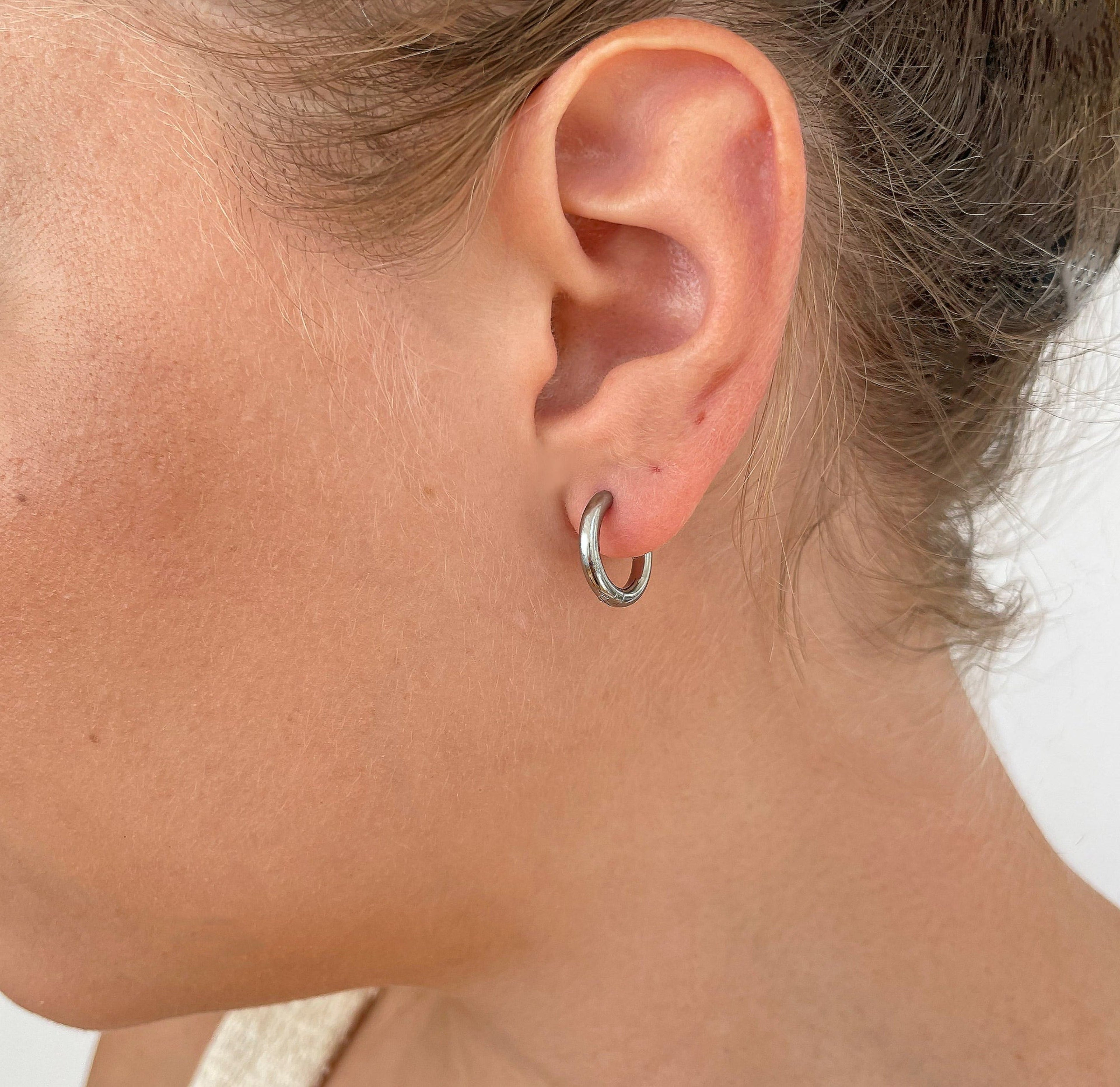 CONSTANCE SILVER SMALL HUGGIE HOOP EARRINGS