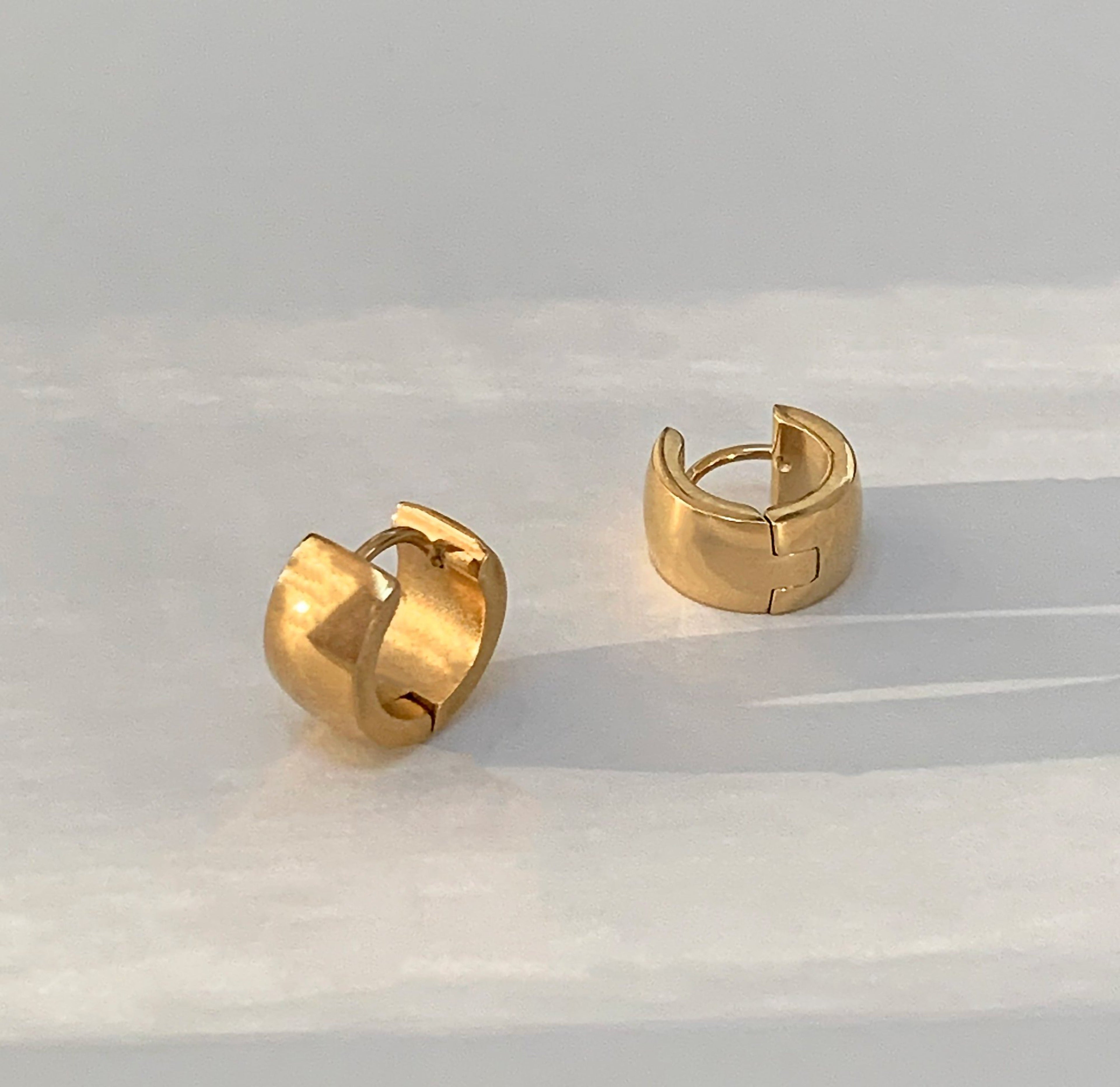 MAE THICK GOLD HUGGIE HOOP EARRINGS