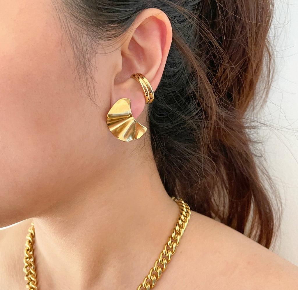 JACQUELINE GOLD WAVY STUD EARRING