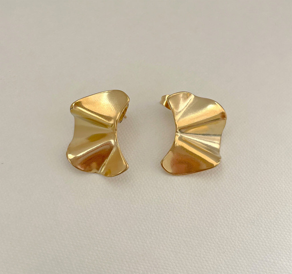JACQUELINE GOLD WAVY STUD EARRING