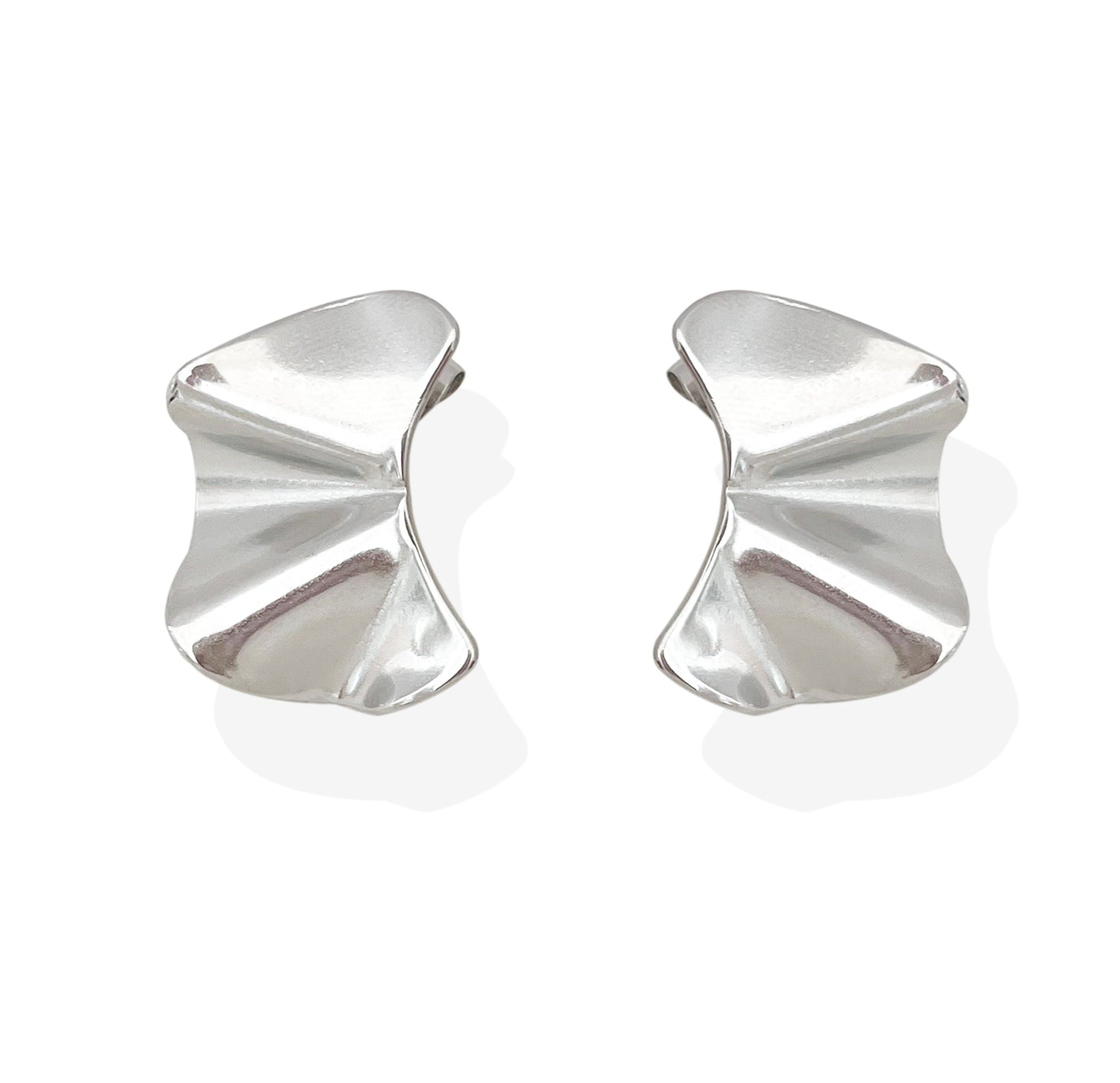 JACQUELINE SILVER WAVY STUD EARRING