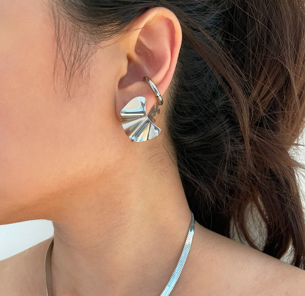 JACQUELINE SILVER WAVY STUD EARRING