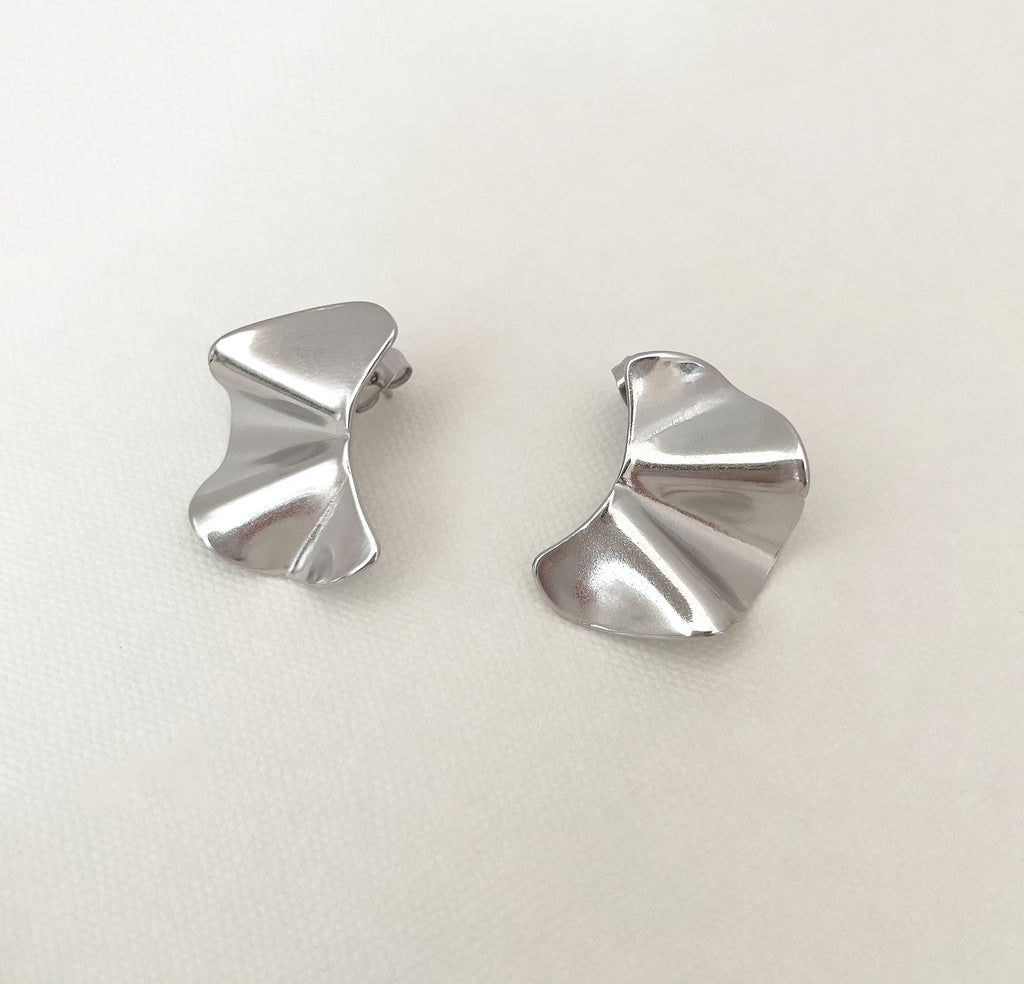 JACQUELINE SILVER WAVY STUD EARRING